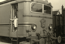 170281 Afbeelding van een machinist en een meisje in de deuropening van de cabine van de electrische locomotief nr. ...